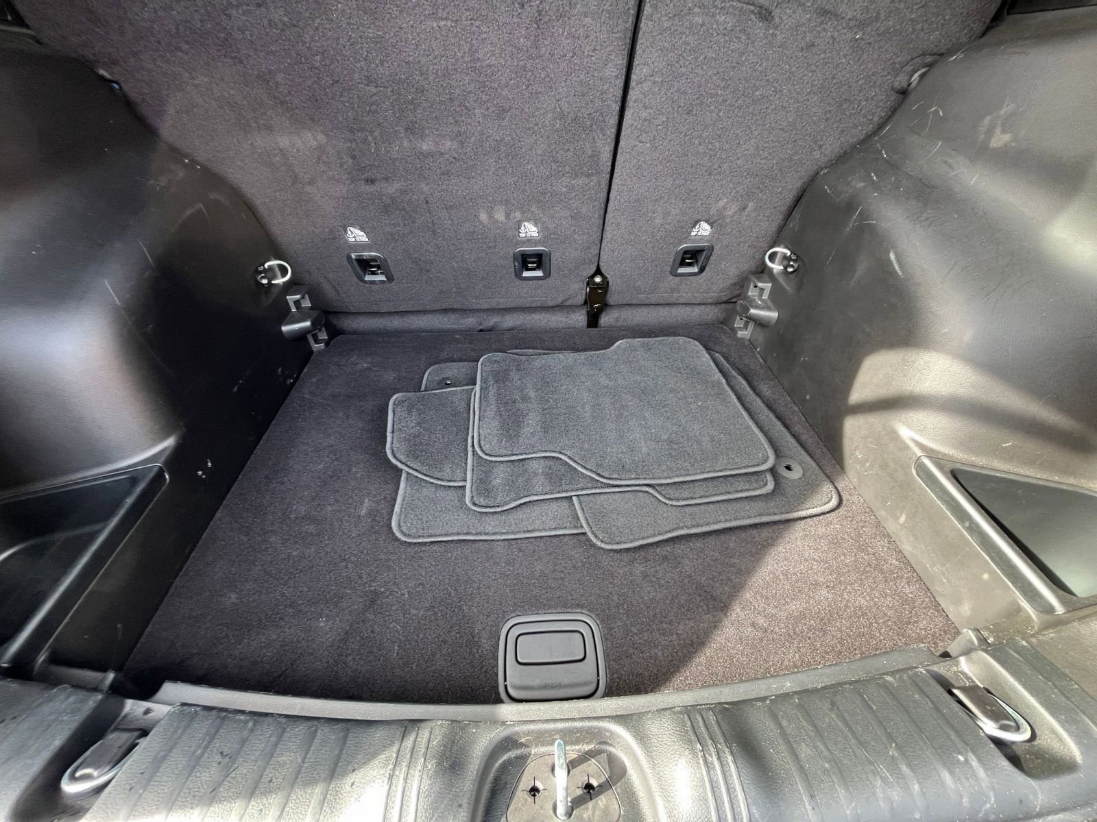 Used 2025 Jeep Compass Limited image 31