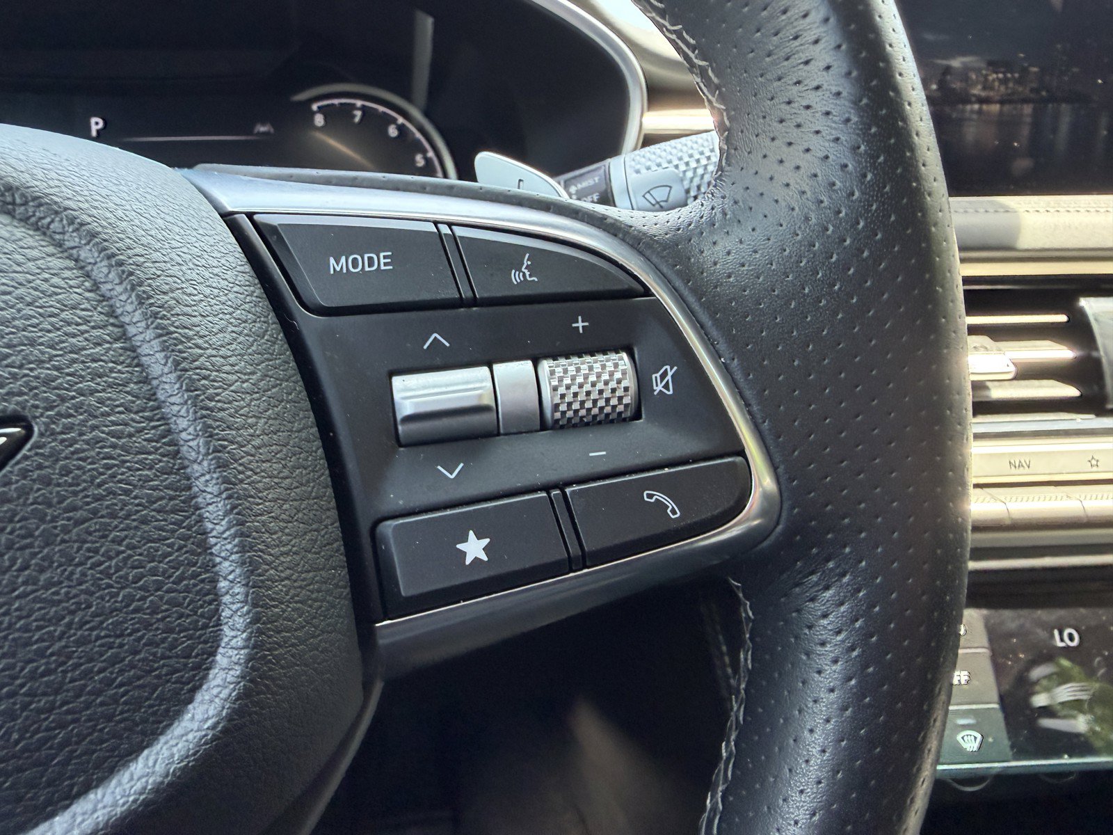 Used 2025 Genesis G70 2.5T RWD image 26