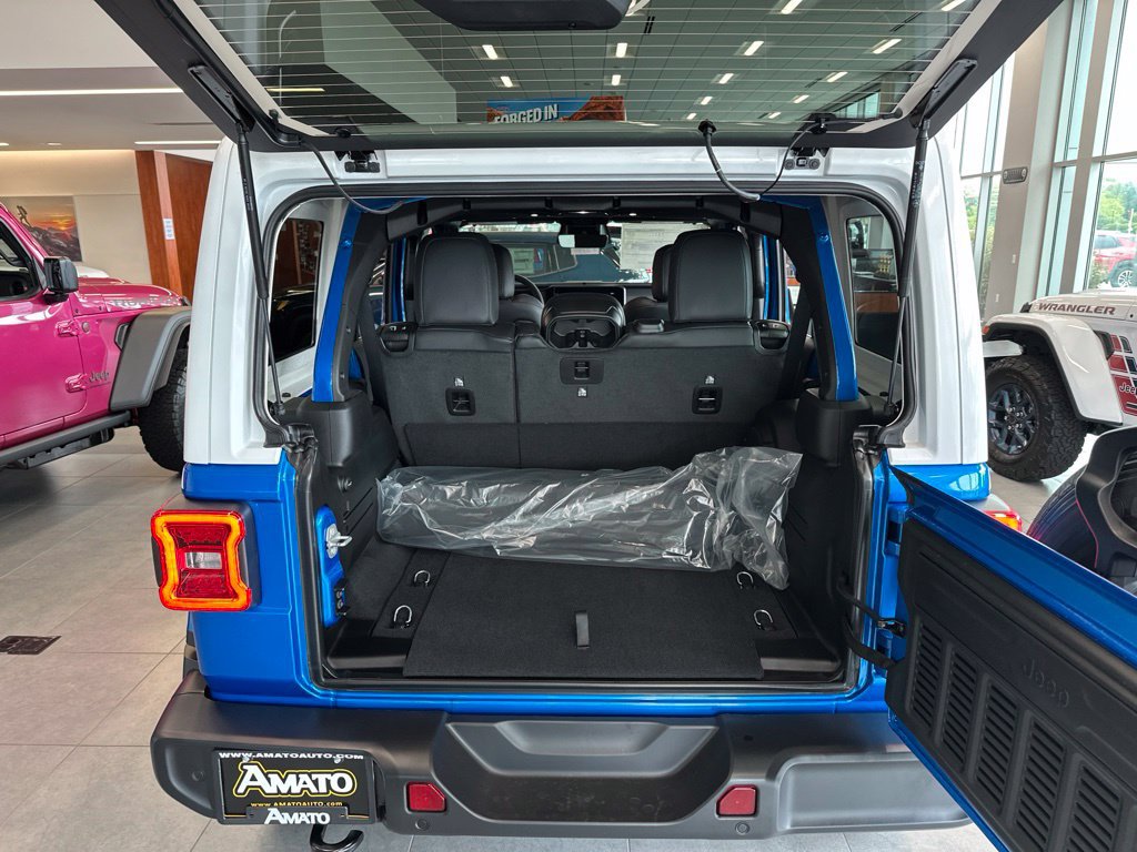 New 2026 Jeep Wrangler Unlimited Sahara w/ Whitecap Package AWD/4WD image 9