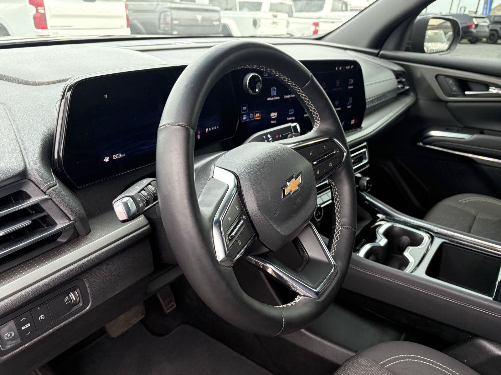 Used 2025 Chevrolet Traverse LT FWD image 8