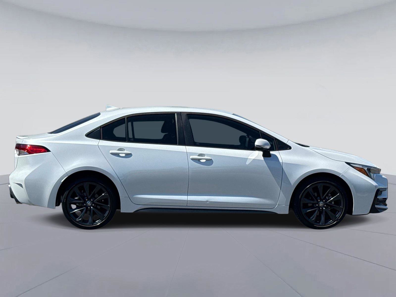 Used 2023 Toyota Corolla SE image 2
