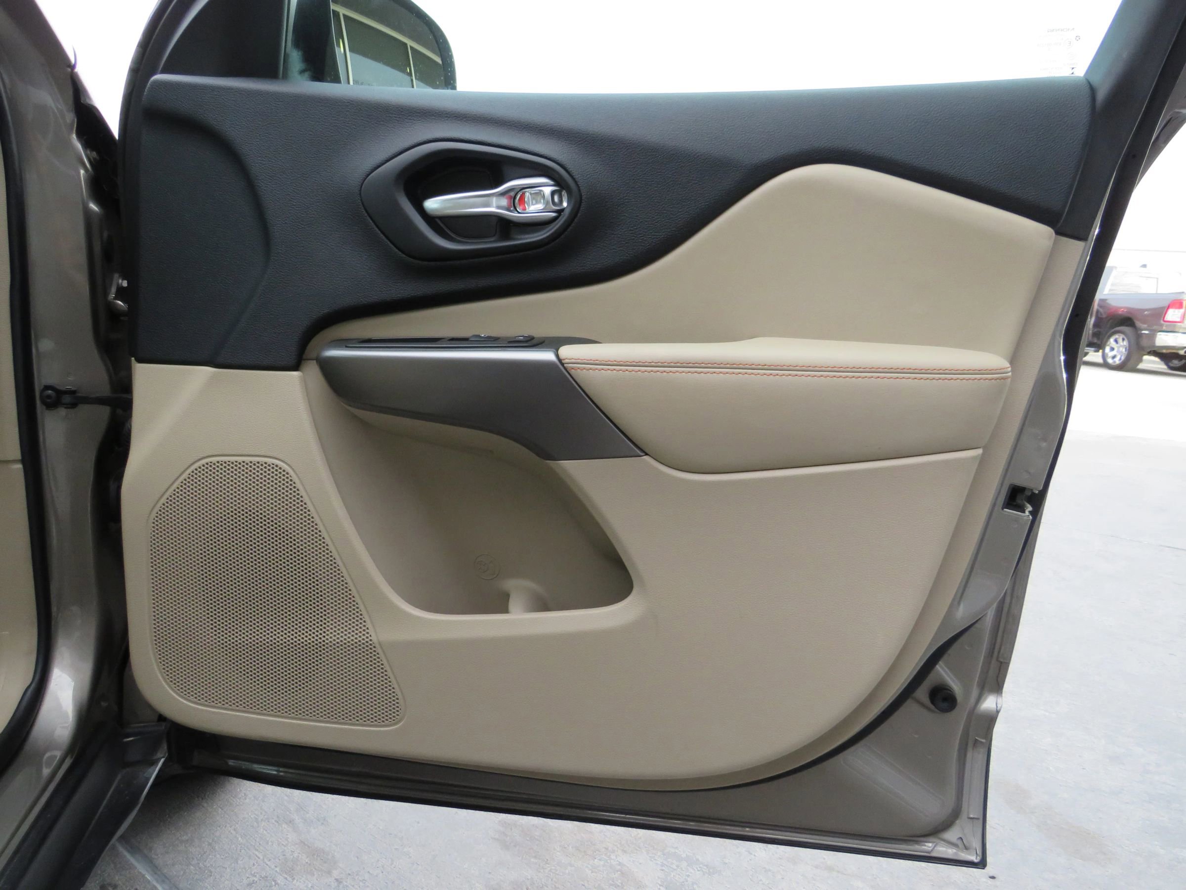 Used 2019 Jeep Cherokee Latitude w/ Popular Appearance Group image 35