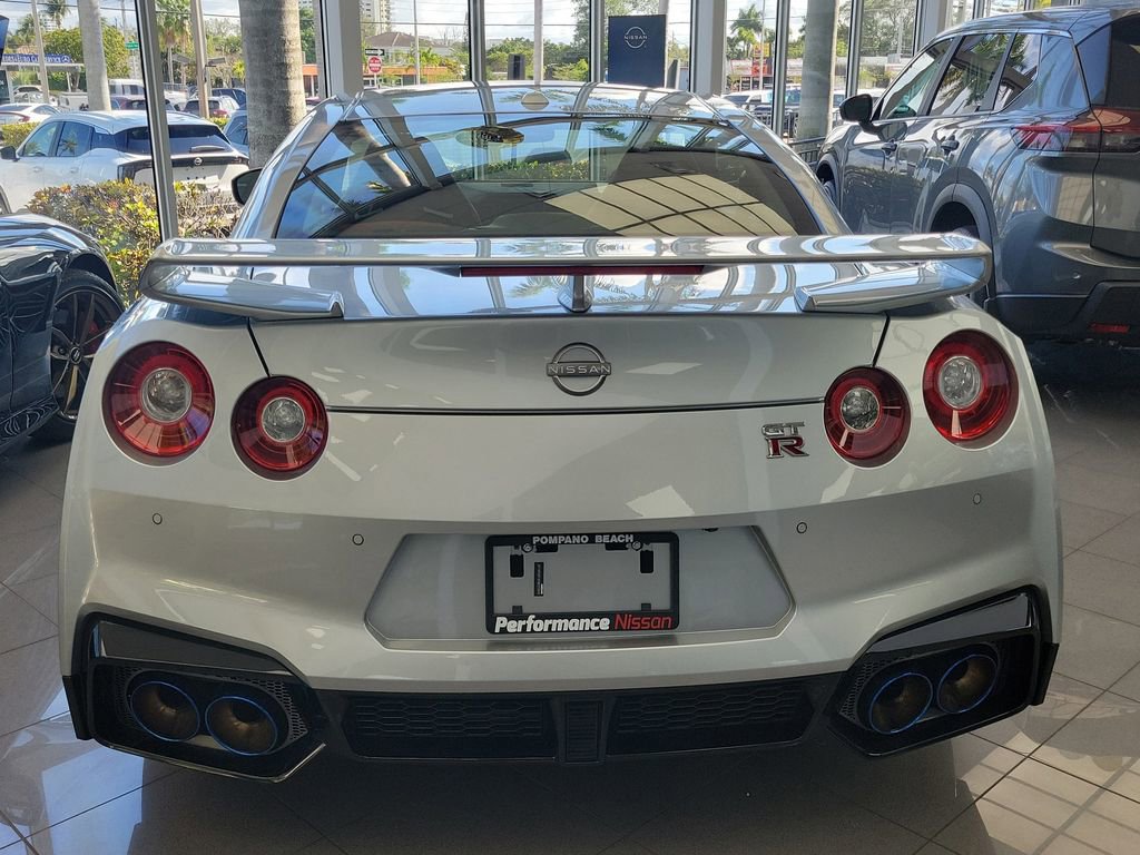 Used 2024 Nissan GT-R Premium w/ Premium Interior Package image 8