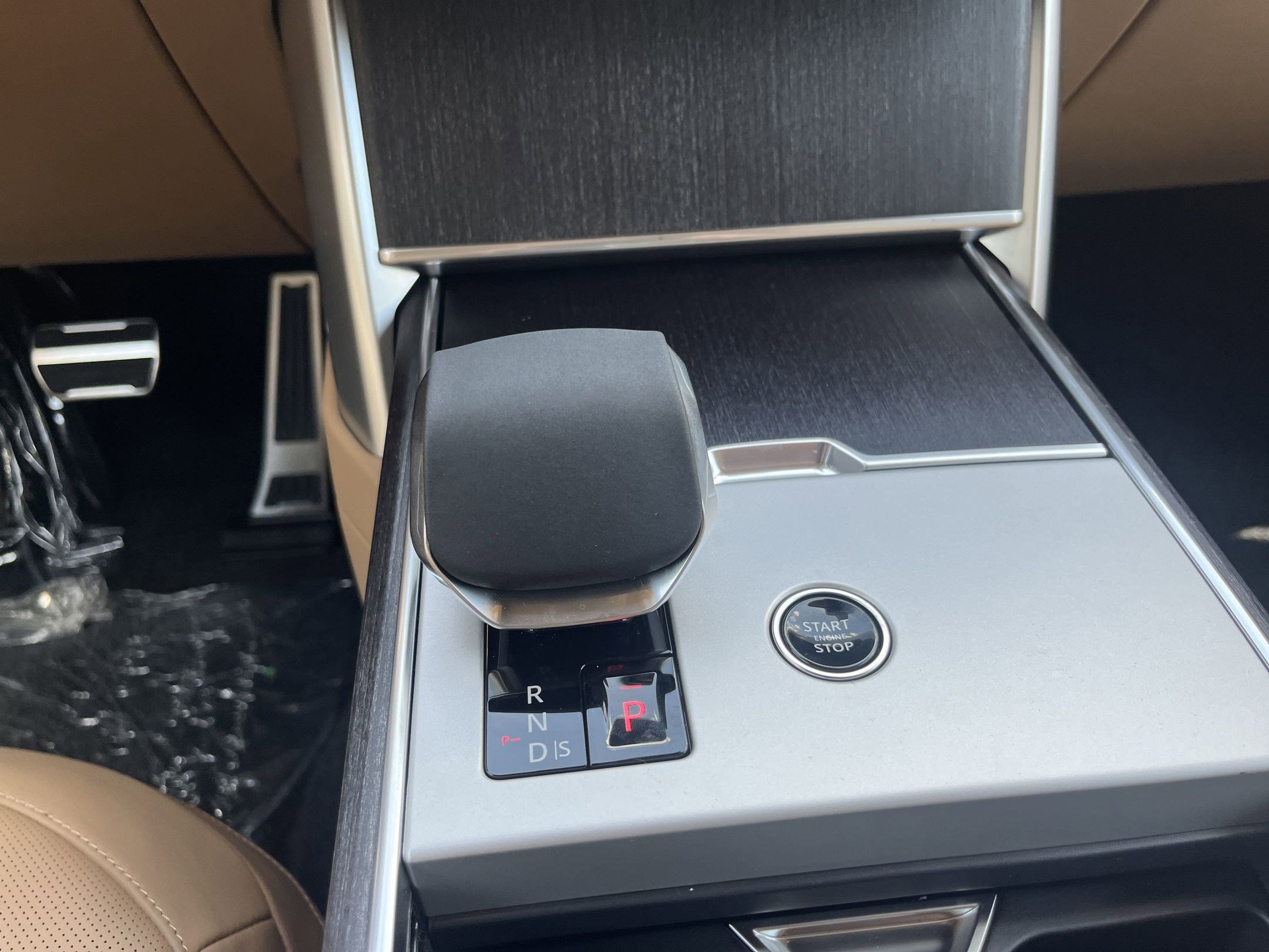 New 2025 Land Rover Range Rover Long Wheelbase SE image 17