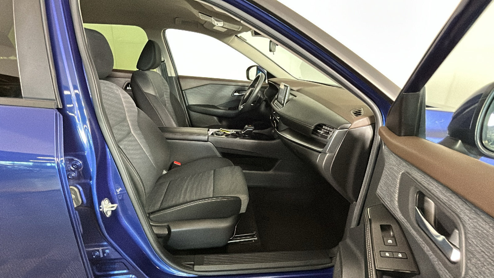 Used 2023 Nissan Rogue SV AWD/4WD image 36