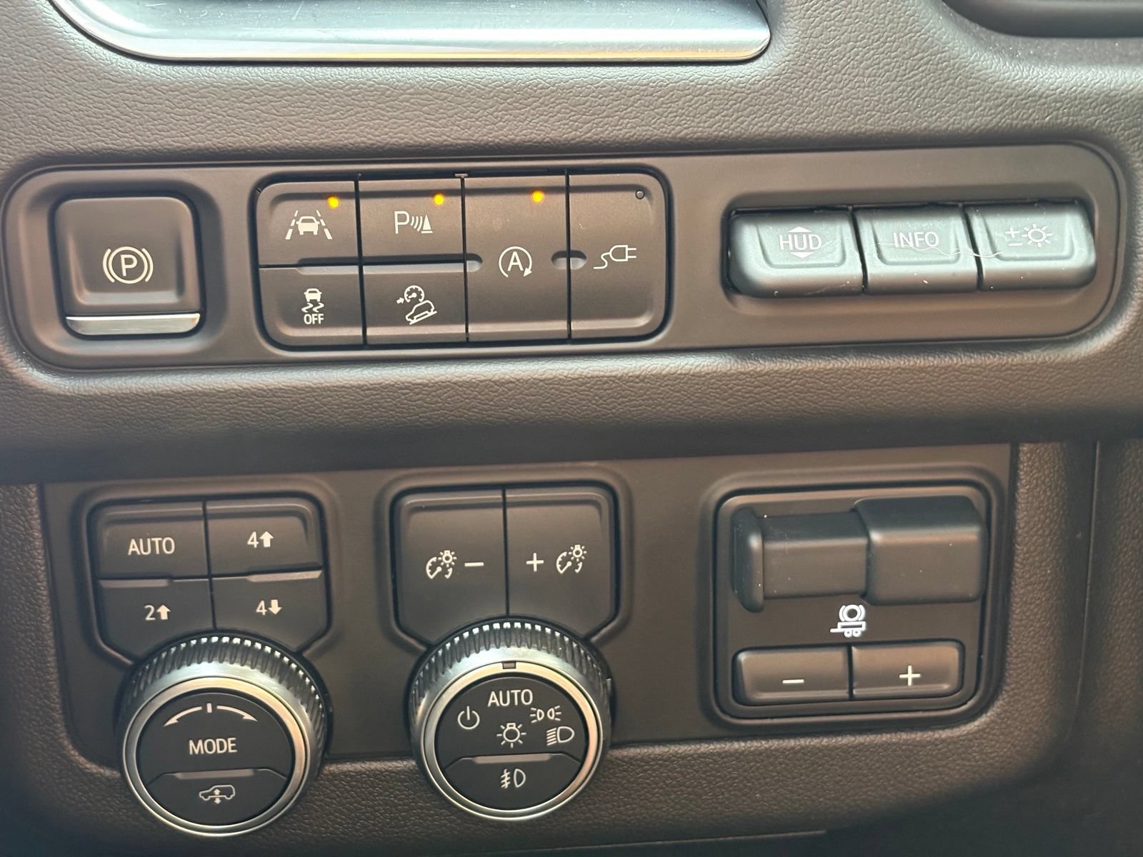 Used 2021 GMC Yukon XL AT4 w/ AT4 Premium Plus Package AWD/4WD image 17