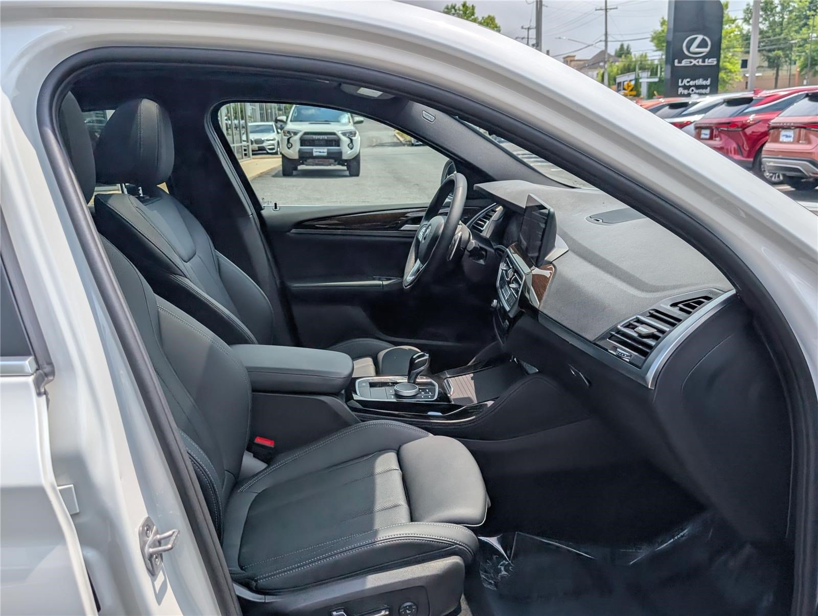 Used 2024 BMW X4 xDrive30i w/ Parking Assistance Package AWD/4WD image 11