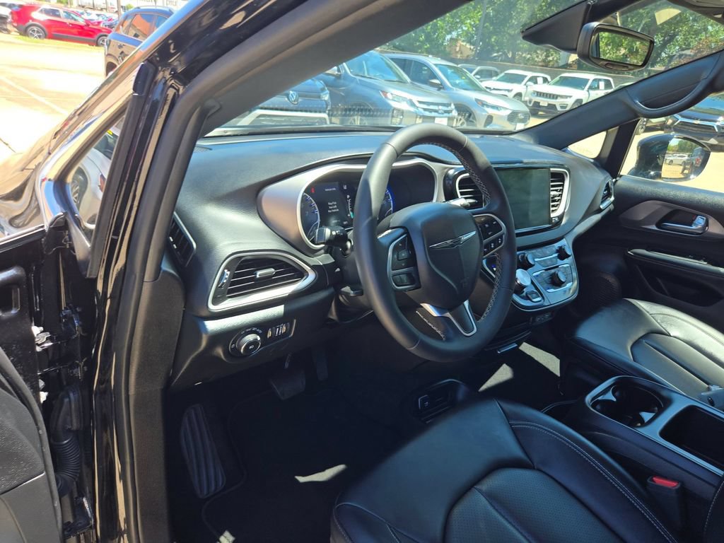 Used 2025 Chrysler Pacifica Select FWD image 14