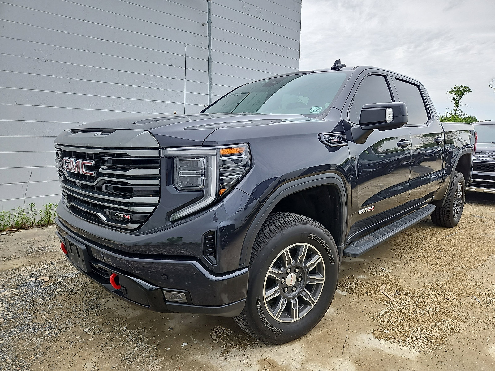 Used 2024 GMC Sierra 1500 AT4 w/ AT4 Premium Package AWD/4WD image 4