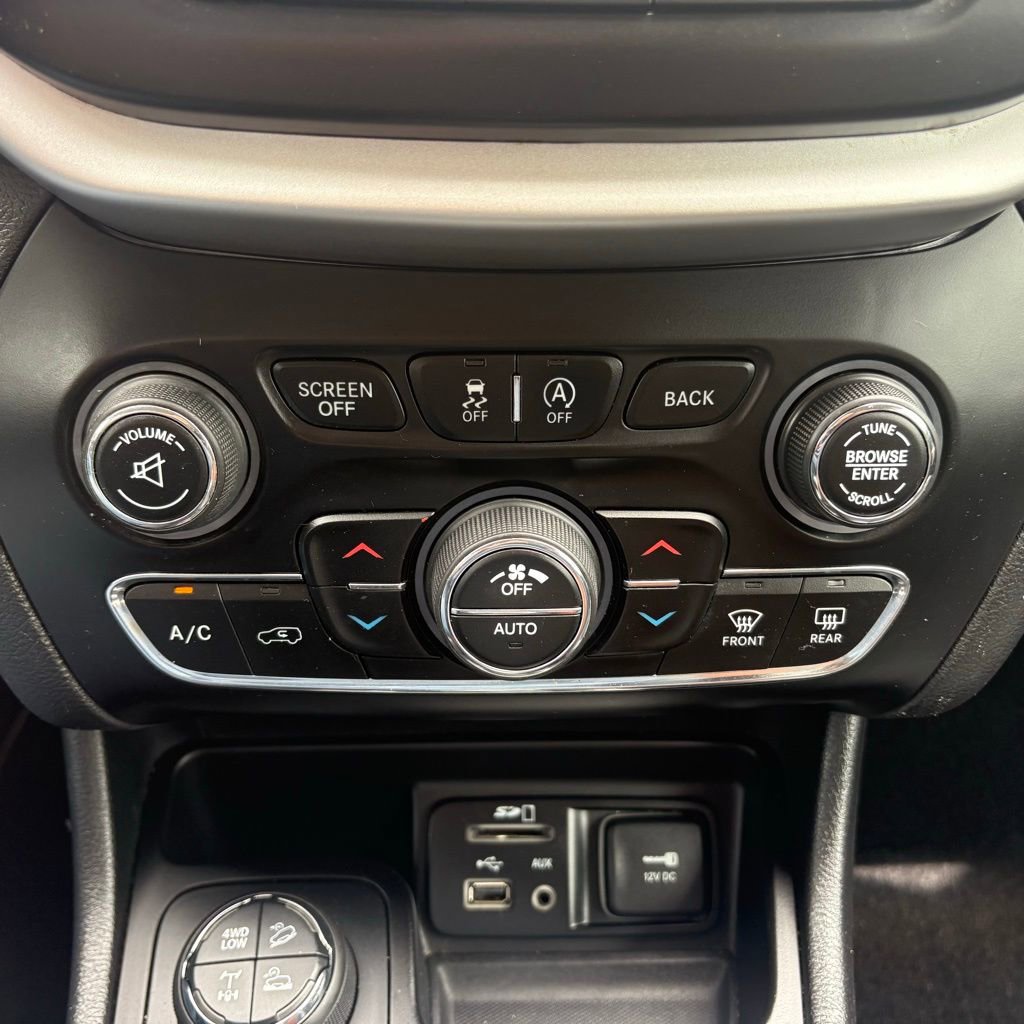 Used 2017 Jeep Cherokee Trailhawk w/ Comfort/Convenience Group AWD/4WD image 23