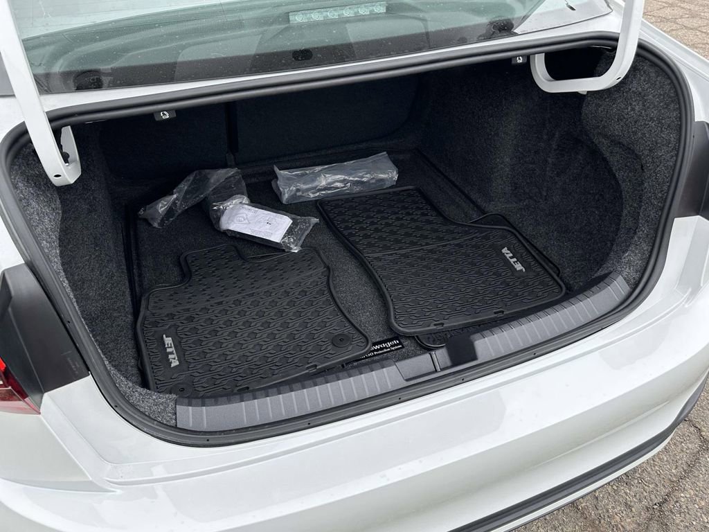 Certified 2025 Volkswagen Jetta SE w/ Sunroof Package image 11