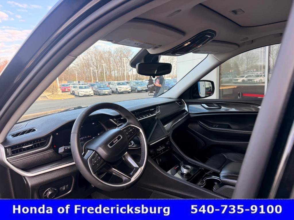 Used 2023 Jeep Grand Cherokee Laredo image 31