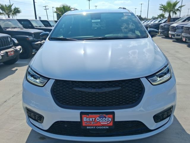 New 2026 Chrysler Pacifica Select w/ S Appearance Package image 2