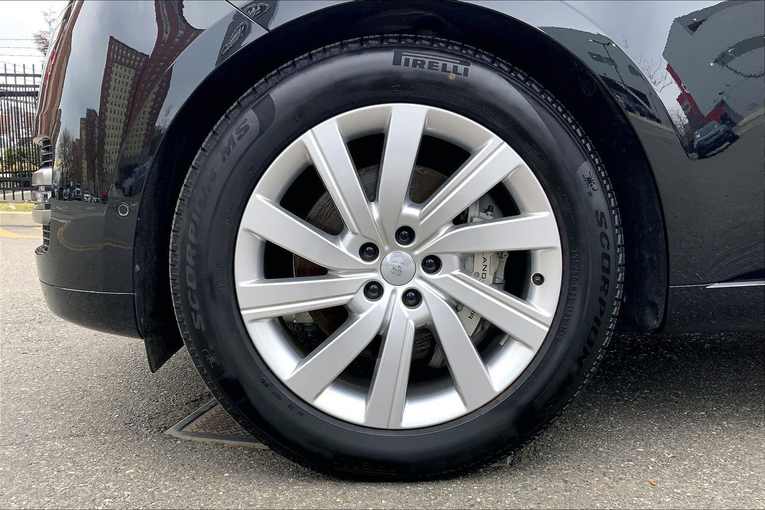 Used 2025 Land Rover Range Rover SE image 10