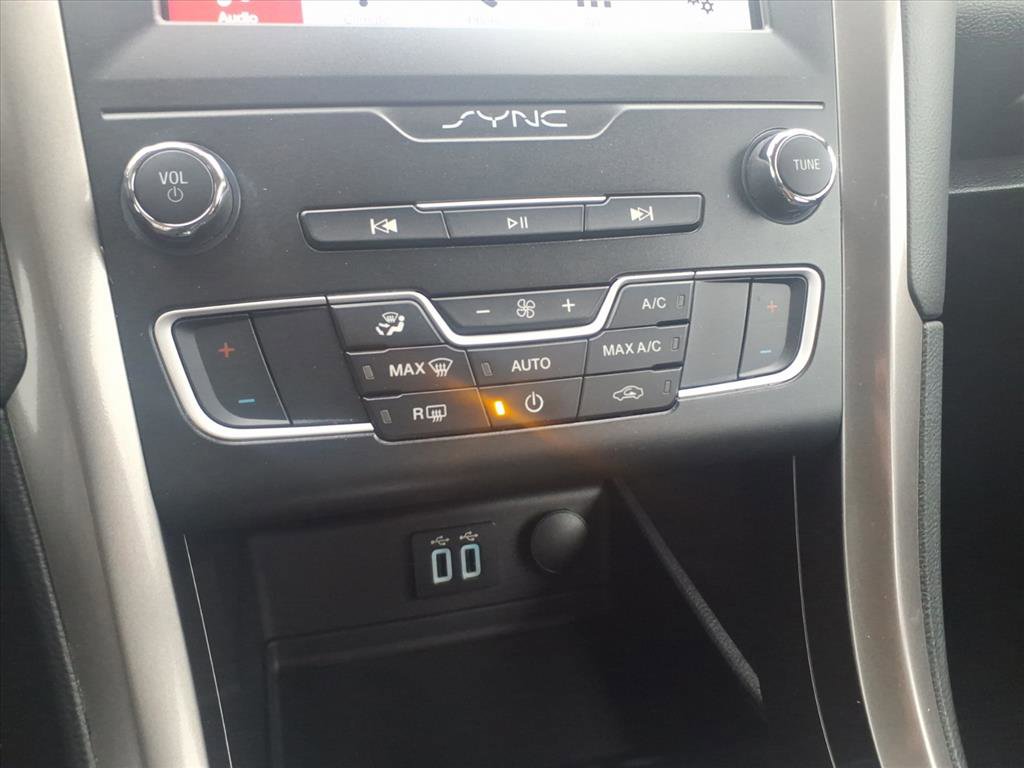 Used 2019 Ford Fusion SE image 18