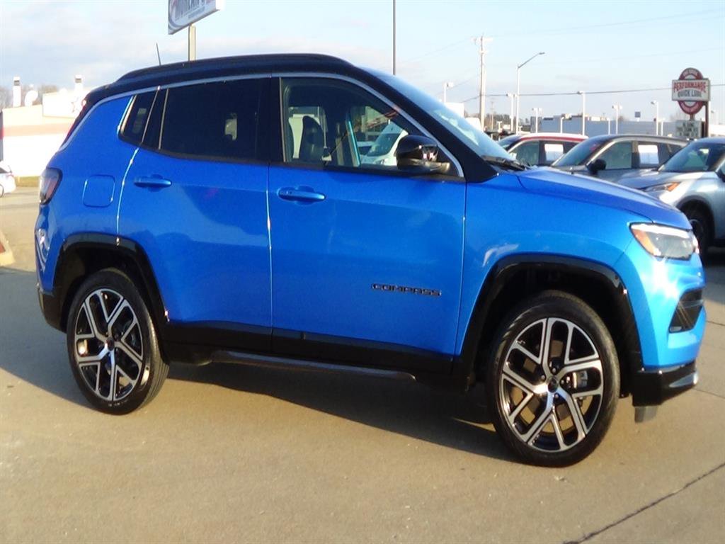 Used 2025 Jeep Compass Limited w/ Elite Group image 5