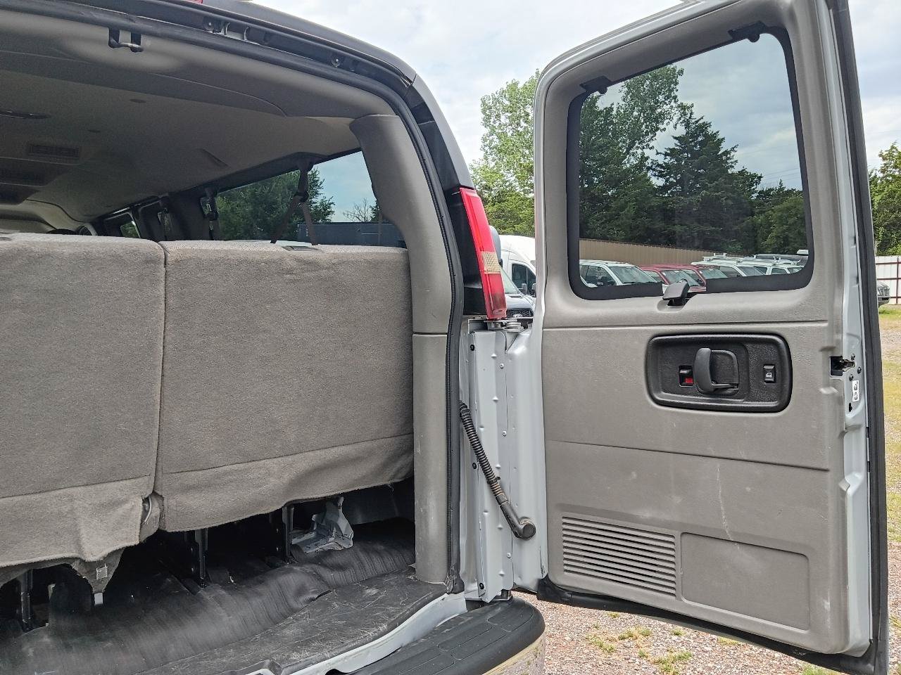 Used 2014 GMC Savana 3500 LS w/ Chrome Appearance Package RWD image 26