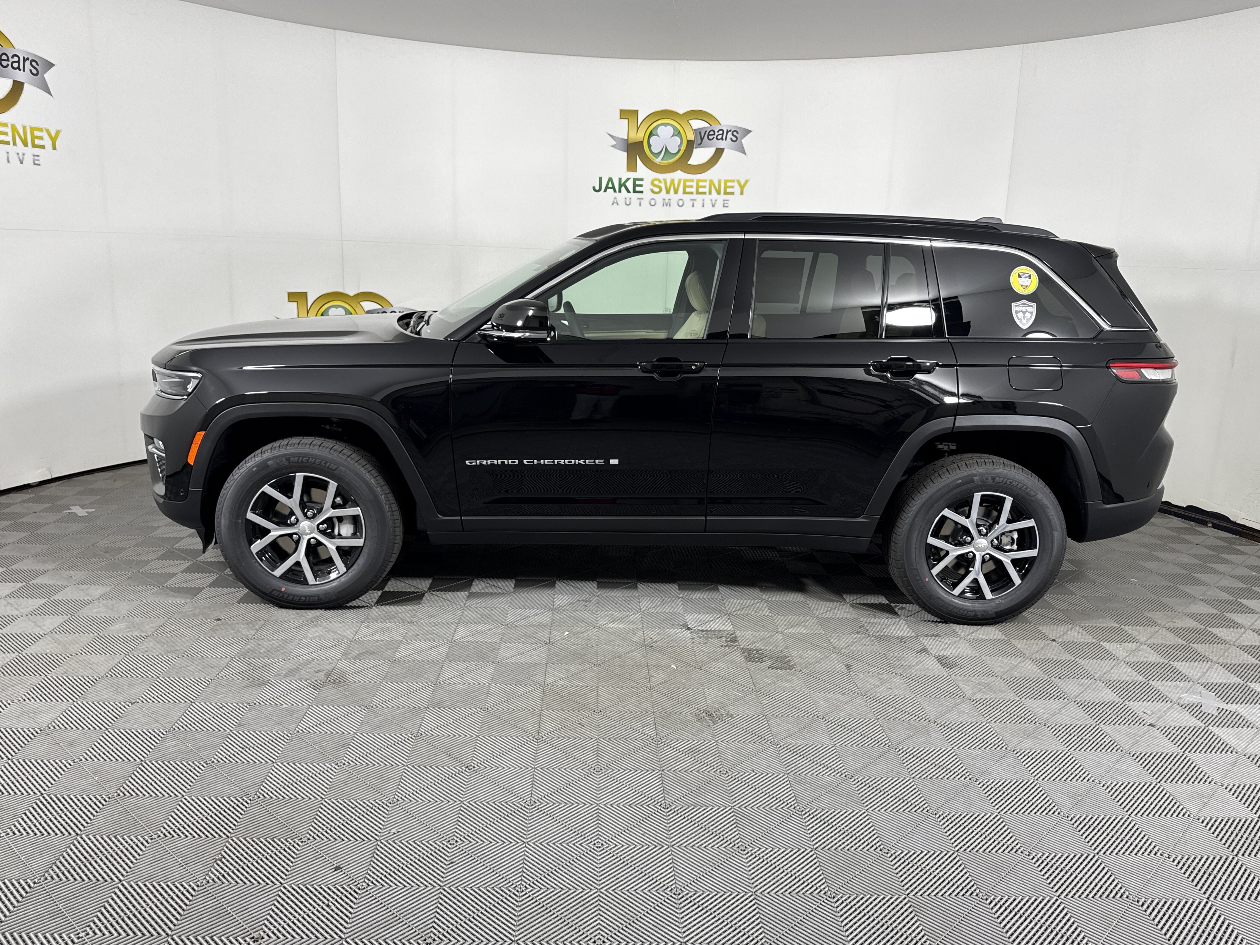 New 2025 Jeep Grand Cherokee Limited w/ Luxury Tech Group II AWD/4WD image 5