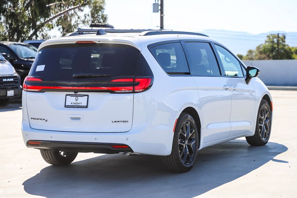 New 2026 Chrysler Pacifica Limited image 9