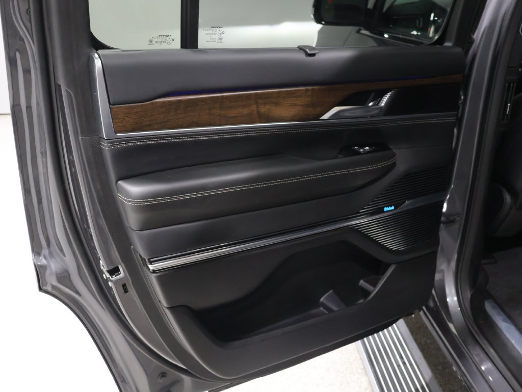 Used 2023 Jeep Grand Wagoneer 4WD image 19
