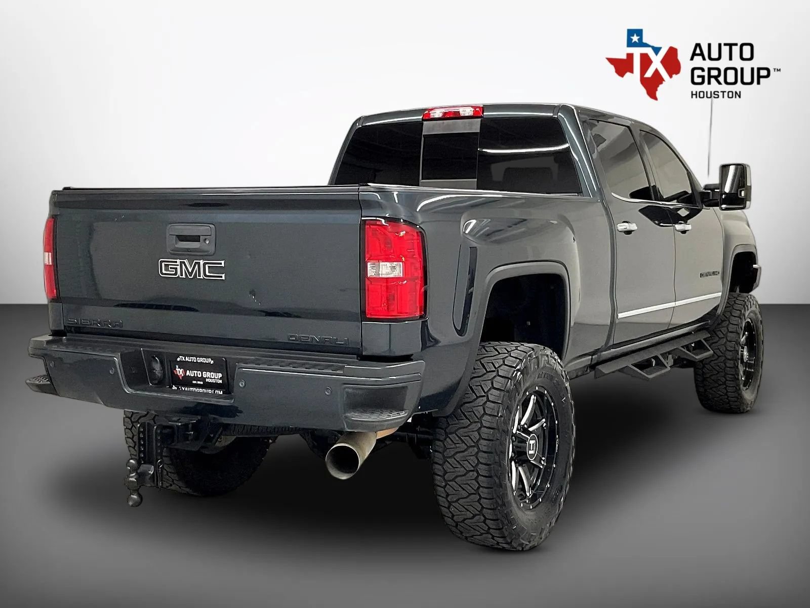 Used 2018 GMC Sierra 2500 Denali w/ Duramax Plus Package AWD/4WD image 5