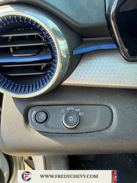 Used 2025 Chevrolet Trax LT FWD image 15
