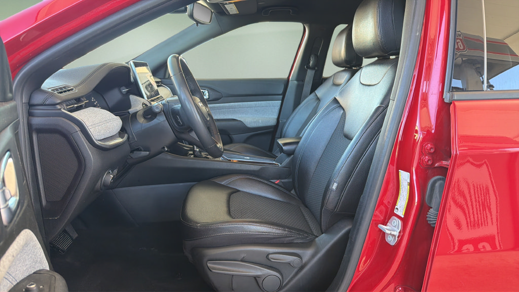 Used 2024 Jeep Compass Latitude AWD/4WD image 18
