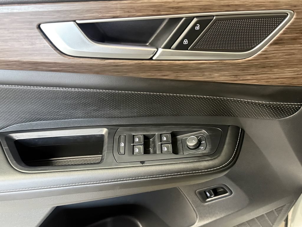 Used 2024 Volkswagen Atlas SEL AWD/4WD image 11