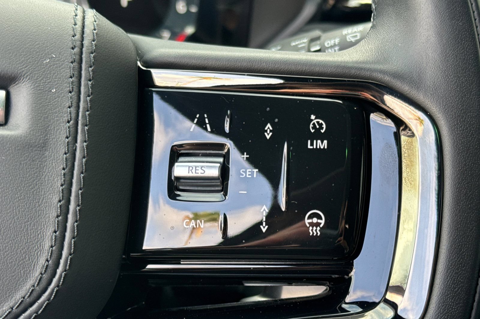 Certified 2026 Land Rover Range Rover Velar Dynamic SE AWD/4WD image 29
