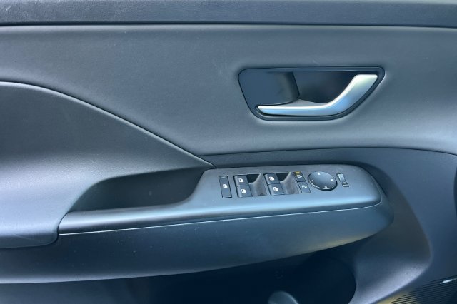 Certified 2025 Hyundai Kona Limited FWD image 13