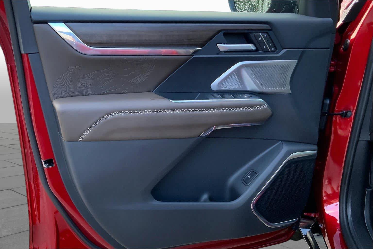 New 2027 GMC Acadia Denali Ultimate w/ LPO, Floor Liner Package FWD image 9