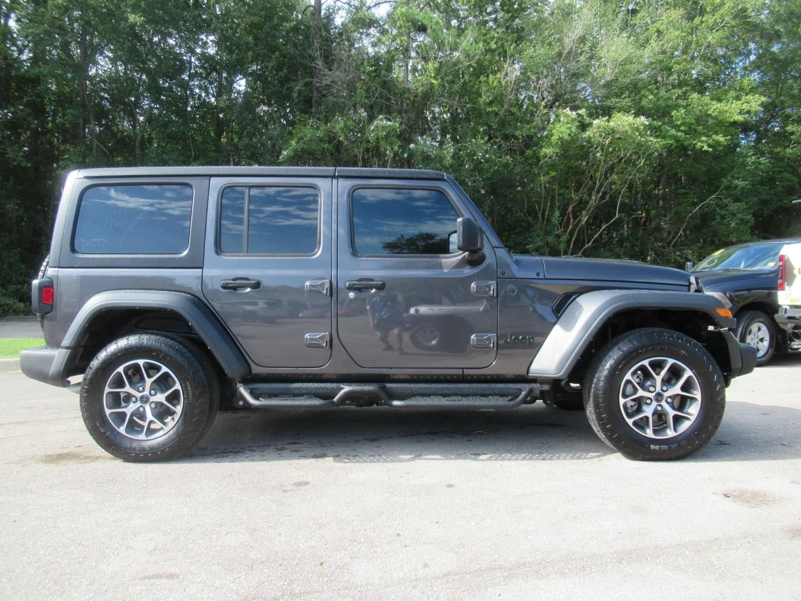 Used 2024 Jeep Wrangler Unlimited Sport AWD/4WD image 2