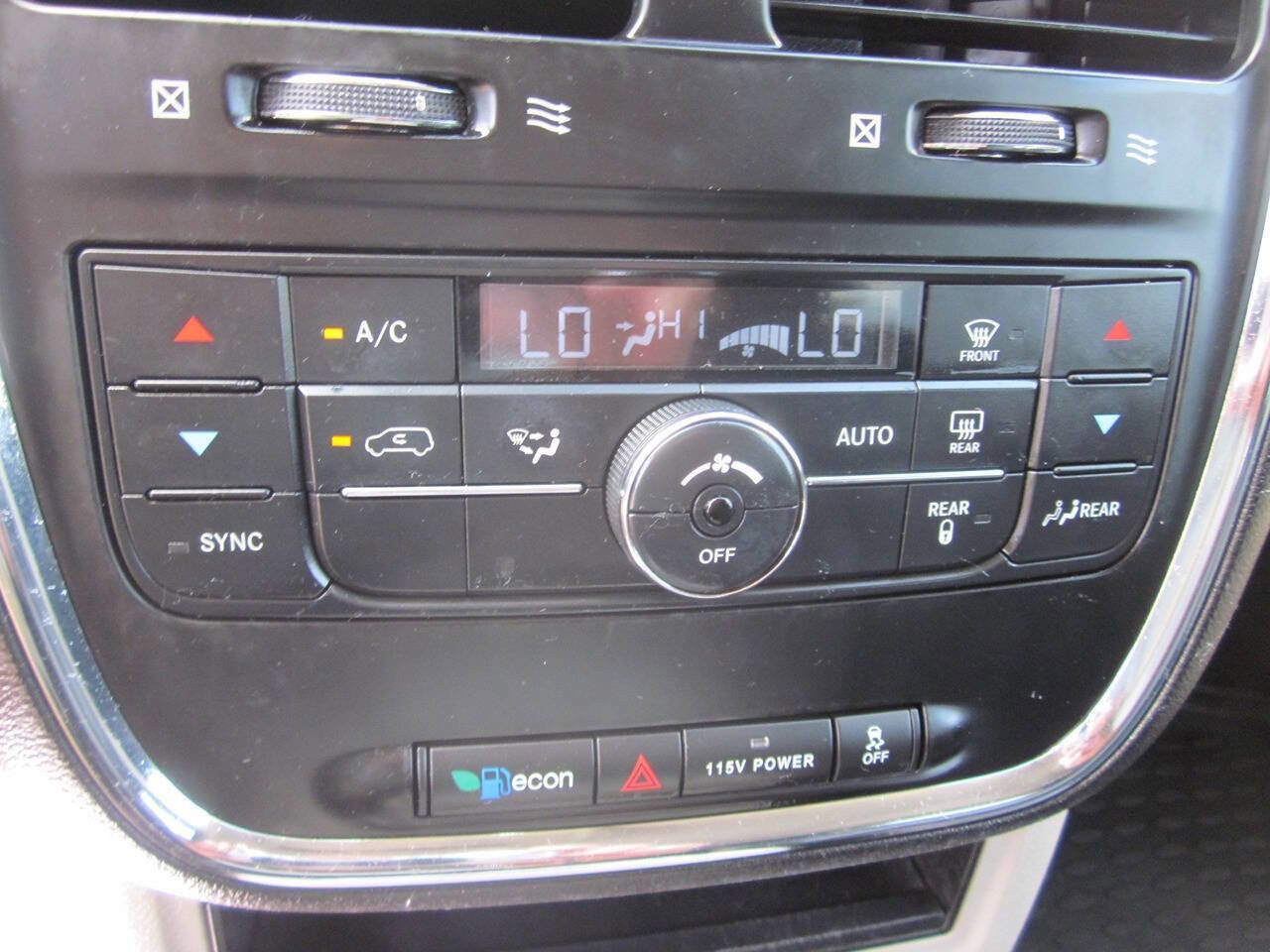 Used 2015 Chrysler Town & Country Touring FWD image 26