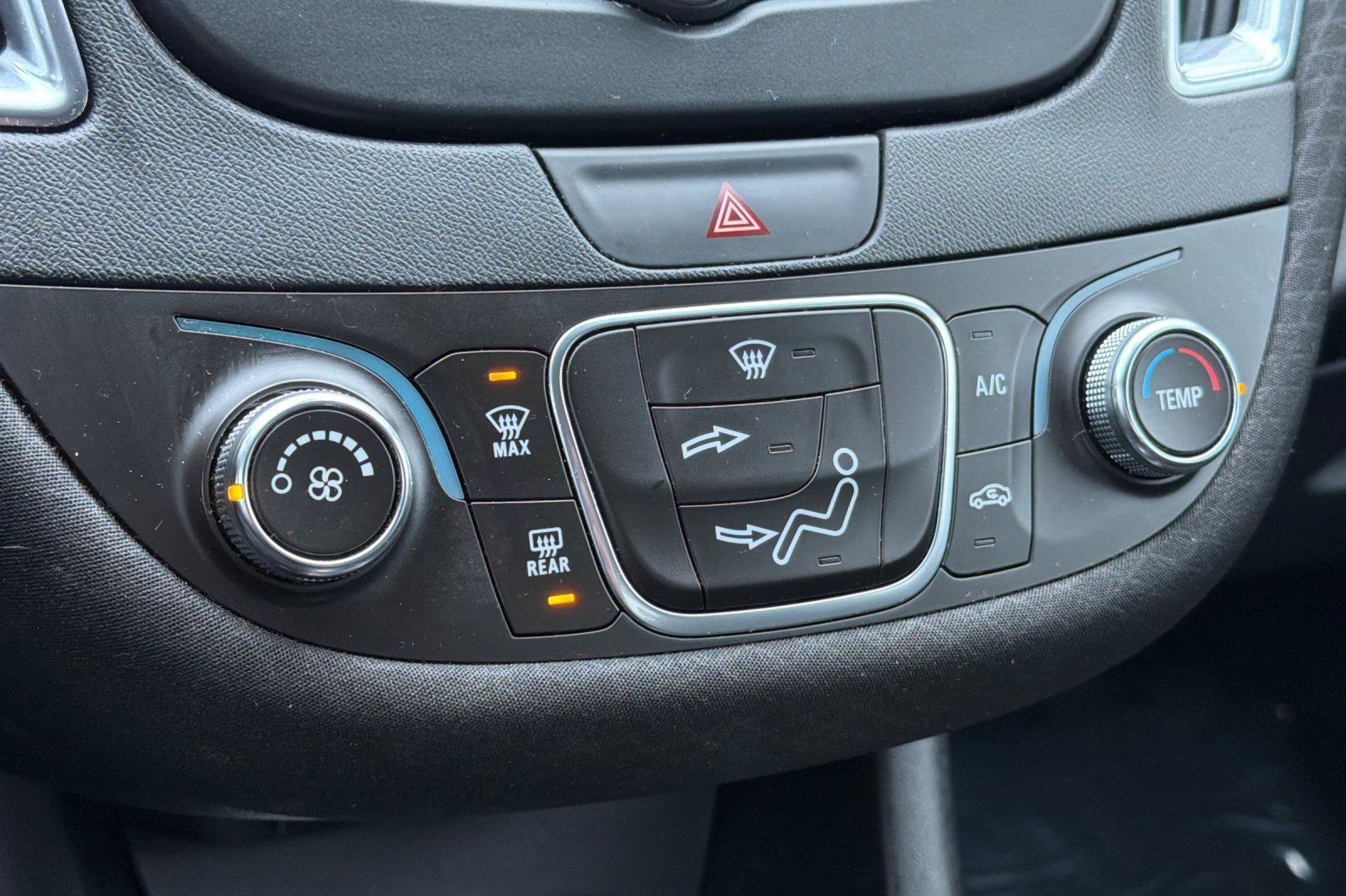 Used 2018 Chevrolet Malibu LT FWD image 16