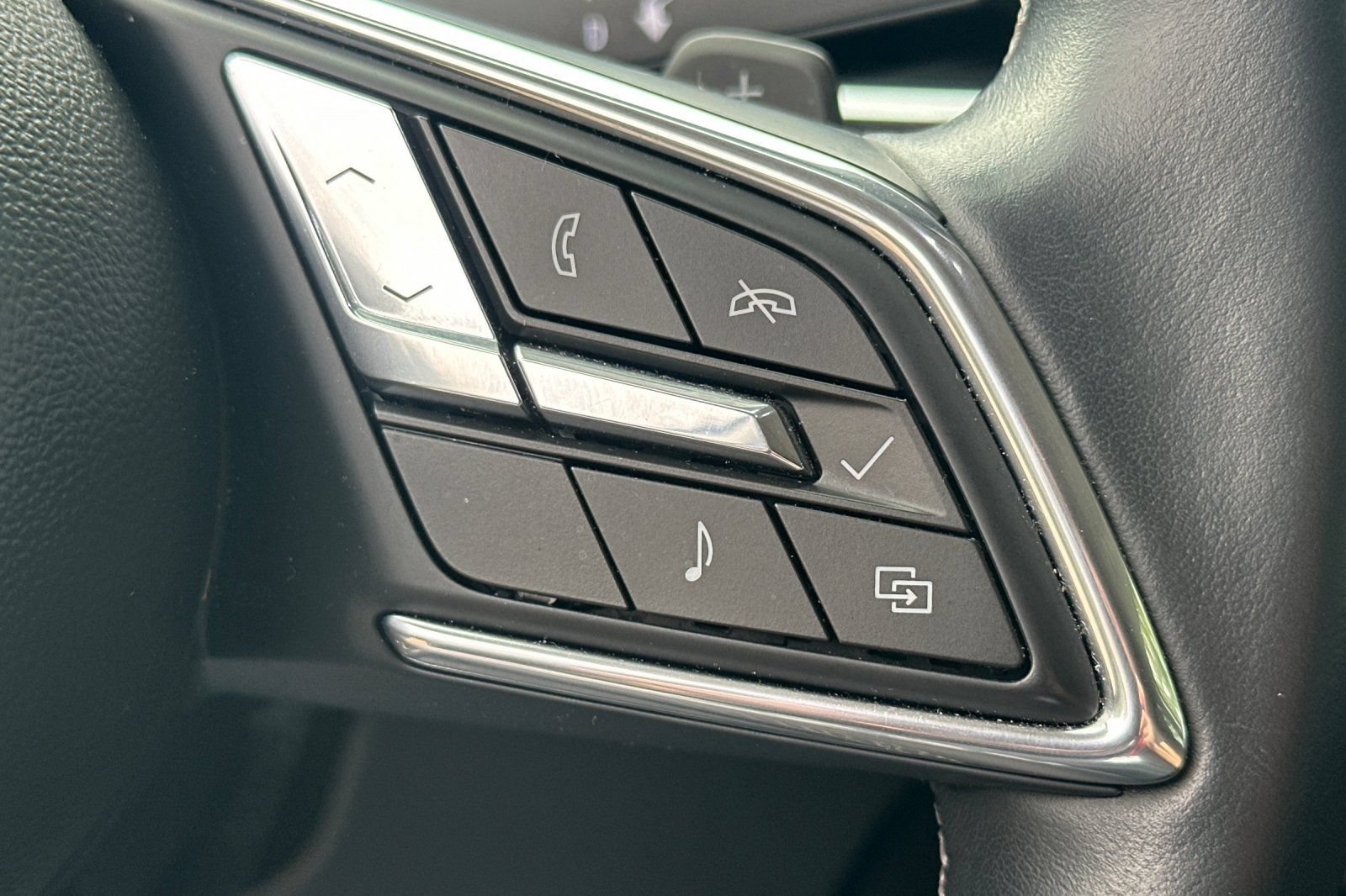 Used 2024 Buick Envision Preferred AWD/4WD image 39