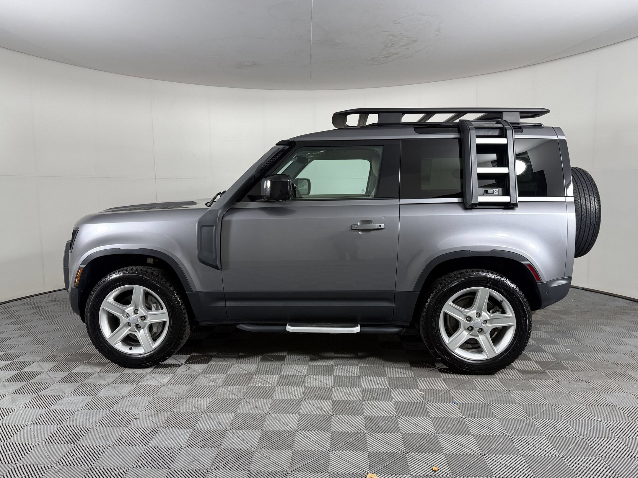 Used 2023 Land Rover Defender 90 SE AWD/4WD image 2