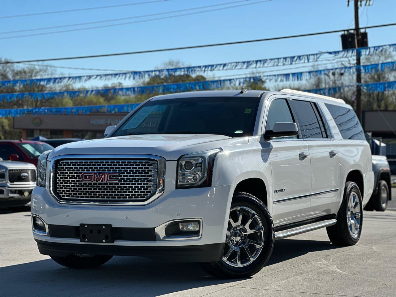 Used 2015 GMC Yukon XL Denali w/ Touring Package AWD/4WD image 3