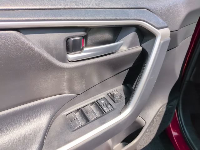 Used 2025 Toyota RAV4 XLE AWD/4WD image 11