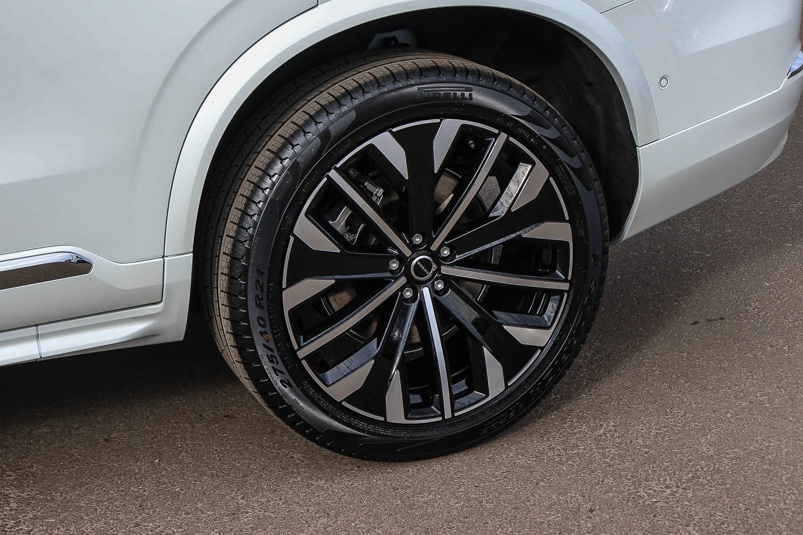 New 2027 Volvo XC90 B6 Plus AWD/4WD image 9