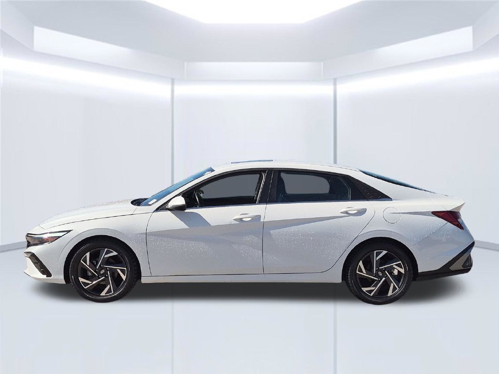 Used 2025 Hyundai Elantra Limited FWD image 2