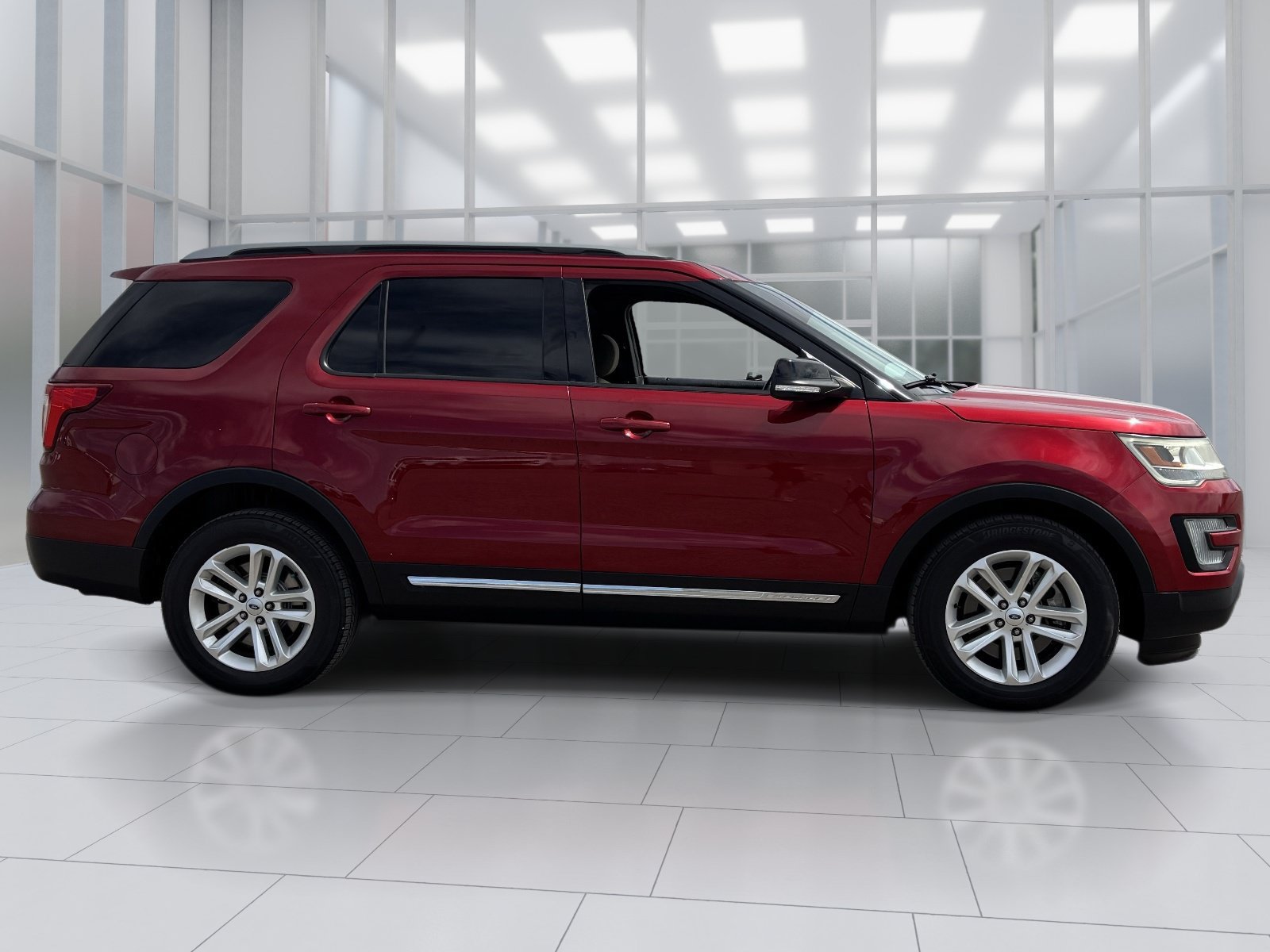 Used 2017 Ford Explorer XLT w/ Equipment Group 201A FWD image 7