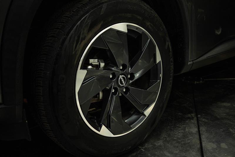 Used 2024 Nissan Rogue SV FWD image 3
