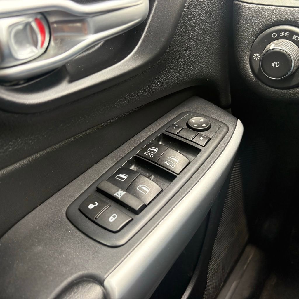 Used 2017 Jeep Cherokee Trailhawk w/ Comfort/Convenience Group AWD/4WD image 25