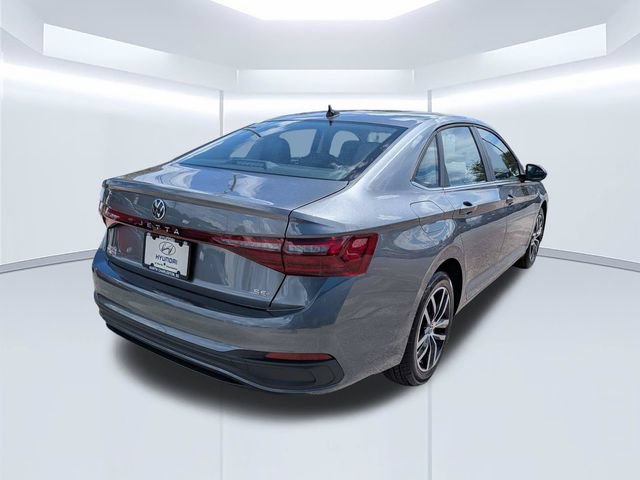 Used 2025 Volkswagen Jetta SE FWD image 4