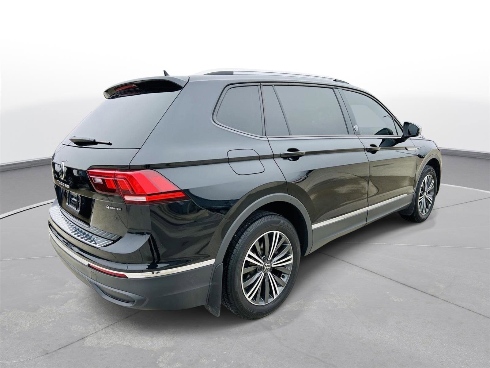 Used 2024 Volkswagen Tiguan Wolfsburg Edition w/ Panoramic Sunroof Package image 37