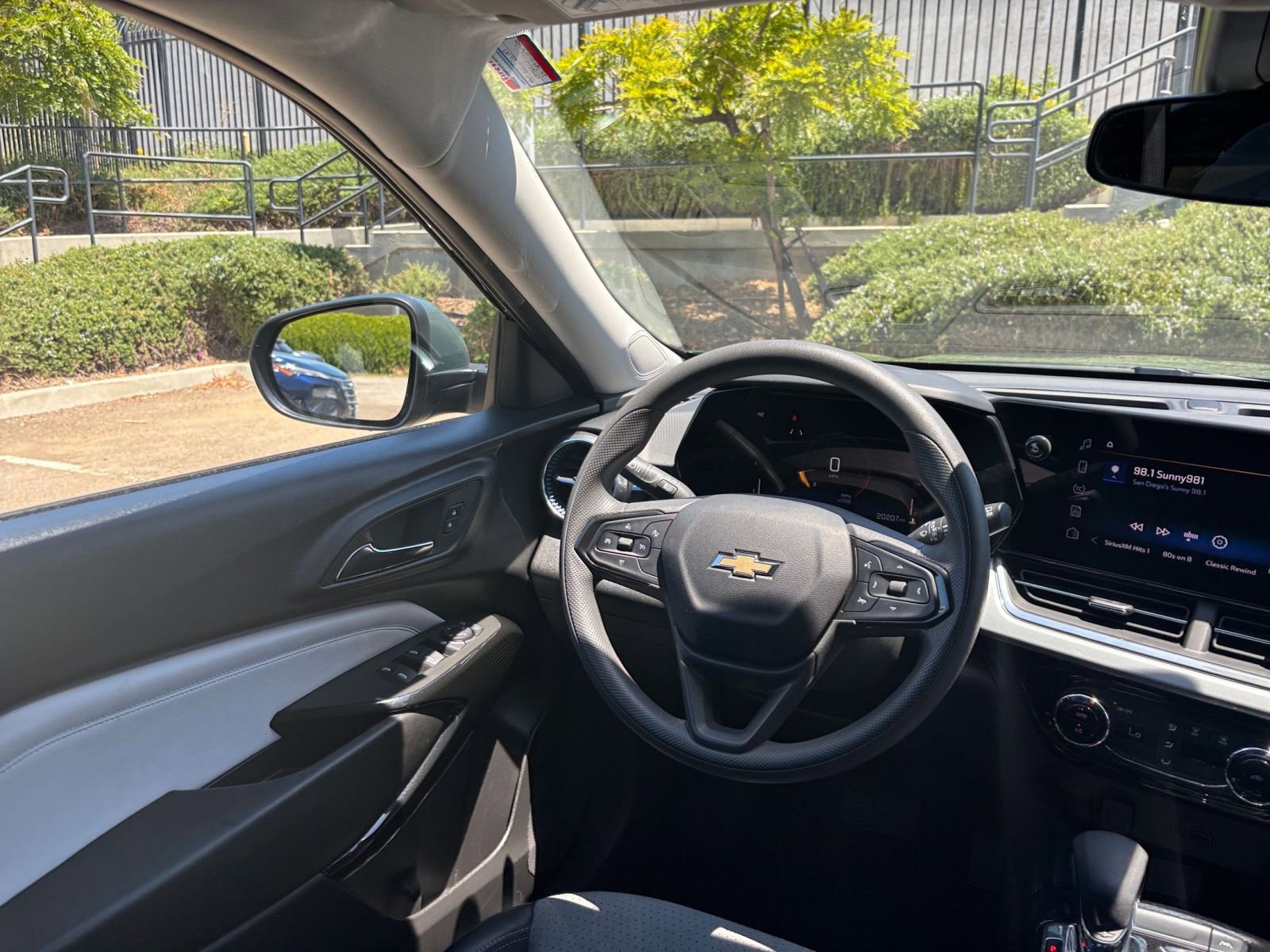 Used 2025 Chevrolet Trax LT FWD image 33