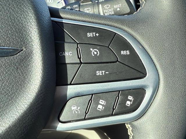 Used 2024 Chrysler Pacifica Touring-L image 15