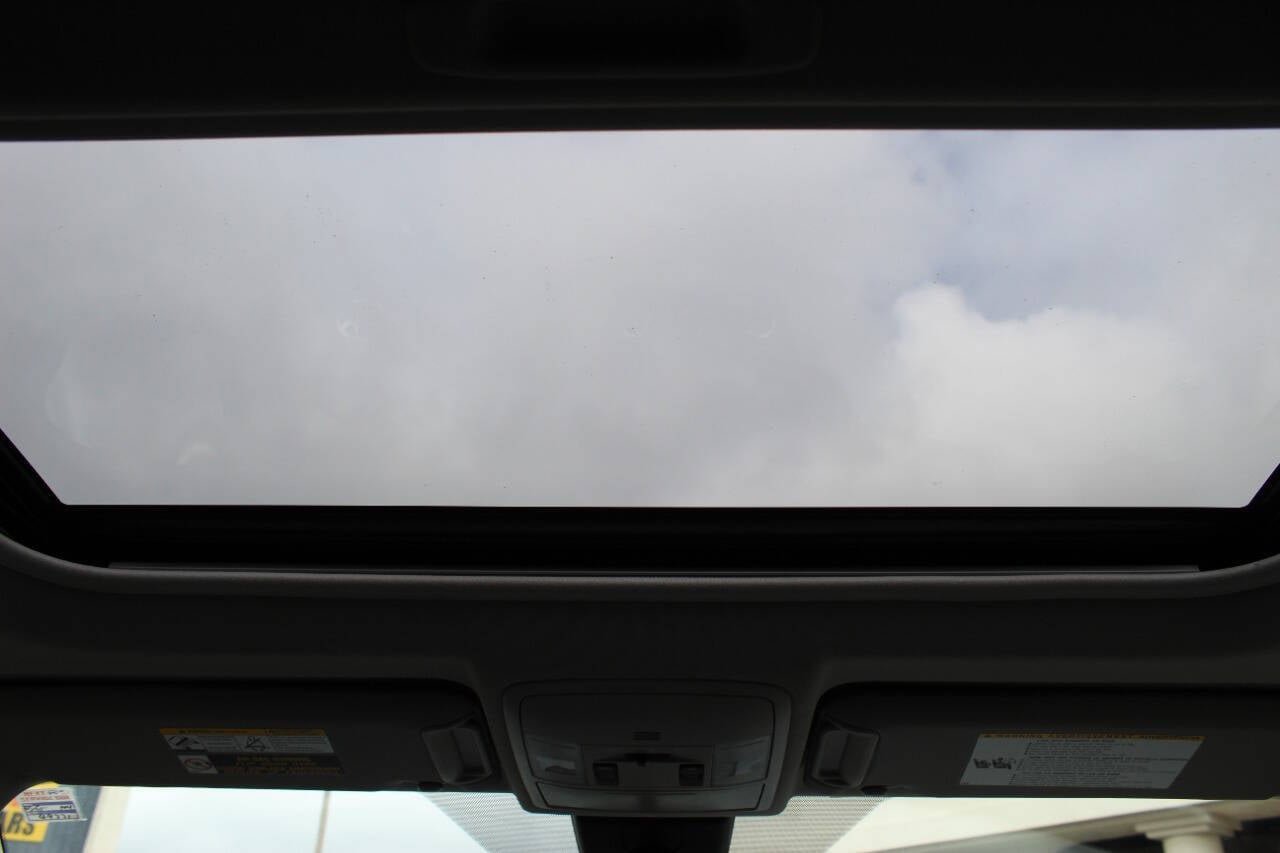 Used 2017 Toyota RAV4 XLE w/ Premium Special Value Package image 19