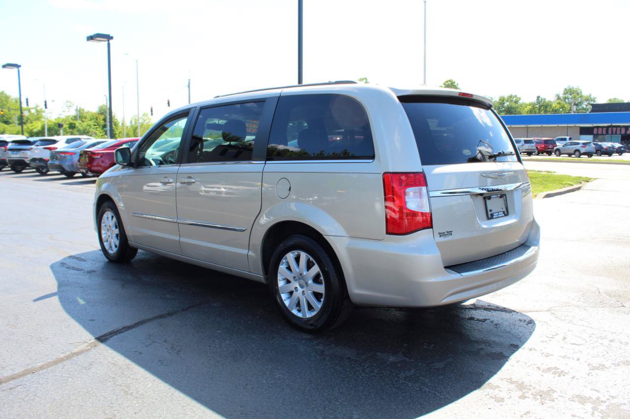 Used 2014 Chrysler Town & Country Touring FWD image 7