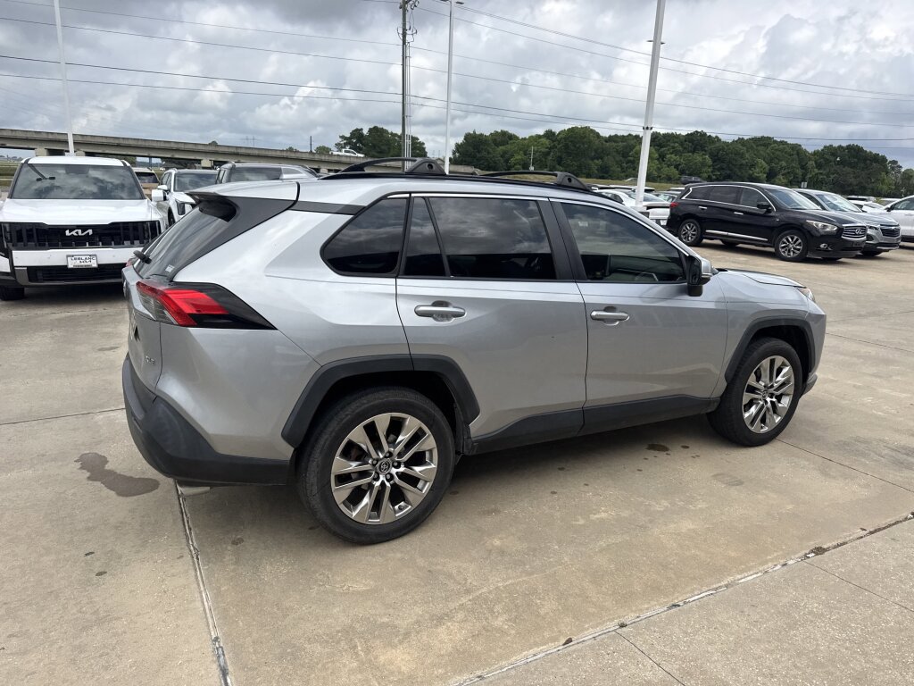 Used 2019 Toyota RAV4 XLE Premium FWD image 11